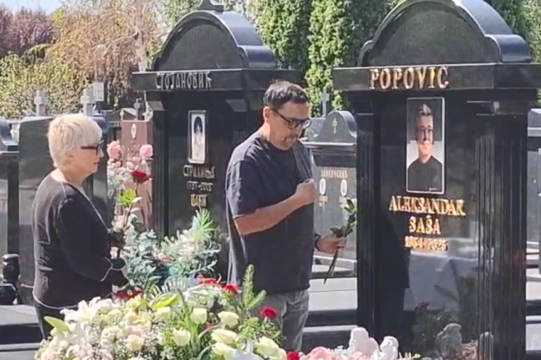 Estrada se okuplja na grobu Saše Popovića