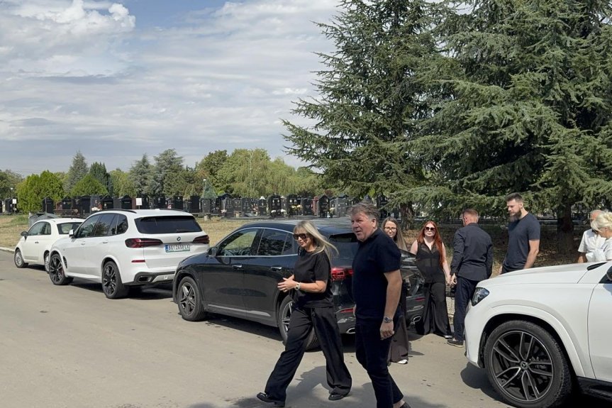 Suzana na grobu Saše Popovića