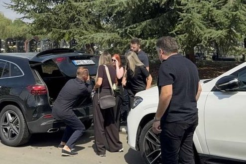 Suzana na grobu Saše Popovića