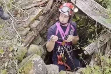 KAKVA AKCIJA SRPSKIH VATROGASACA! Dobili dojavu, pa se spustili u bunar dubok više 10 metara da je spasu, PRIČA IMA SREĆAN KRAJ! (VIDEO)
