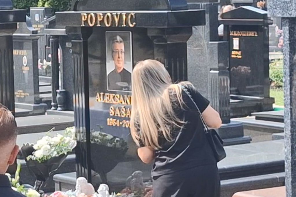 Suzana Jovanović na grobu Saše Popovića