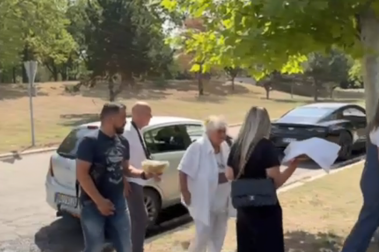 Sestra Saše Popovića stigla na pomen