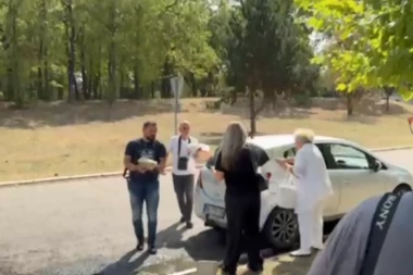 SESTRA SAŠE POPOVIĆA DONELA OVO NA GROB: Emotivna scena kida dušu, Suzana joj POTRČALA U ZAGRLJAJ! (VIDEO)