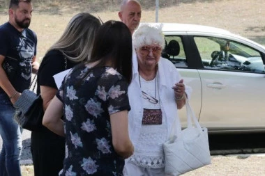 SESTRA SAŠE POPOVIĆA U LOŠEM STANJU: Sve vreme se PRIDRŽAVALA za Suzanu, rasula se u komade pred bratovim spomenikom! (VIDEO)