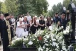NAJPOTRESNIJI PRIZOR SA POMENA SAŠI POPOVIĆU! Udovica Suzana Jovanović ne dolazi sebi od tuge! (VIDEO)