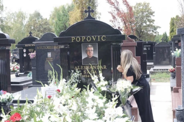 SUZANA SE JEDVA ODVOJILA OD SAŠINOG GROBA! Potresne reči Popovićeve udovice odzvanjaju Bežanijskim grobljem! (VIDEO)