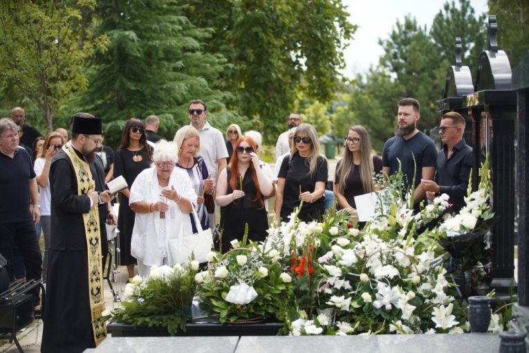 Porodica na pomenu Saši Popoviću