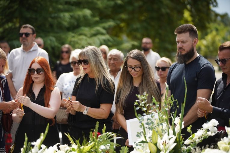 Porodica na pomenu Saši Popoviću