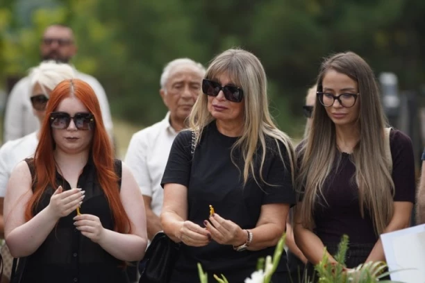 PRIZOR NA GROBU SAŠE POPOVIĆA SEČE POPUT ŽILETA! Porodica proslavila prve praznike bez njega, udovica Suzana SLOMLJENA! (GALERIJA)