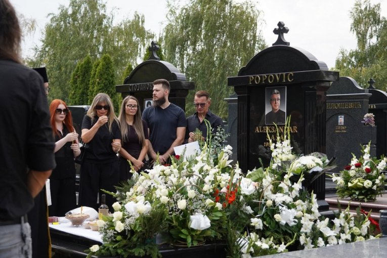 Suzana Jovanović na grobu Saše Popovića