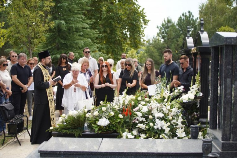 Porodica na pomenu Saši Popoviću