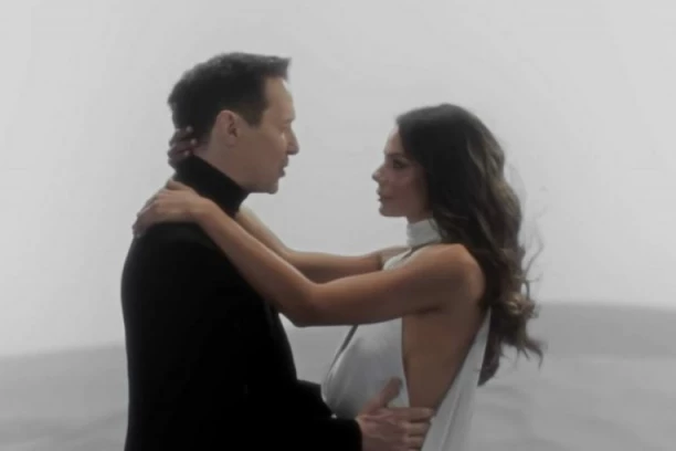 PEĐA JOVANOVIĆ ODUŠEVIO PUBLIKU: Poklonio publici ljubavnu numeru od koje podilaze žmarci!