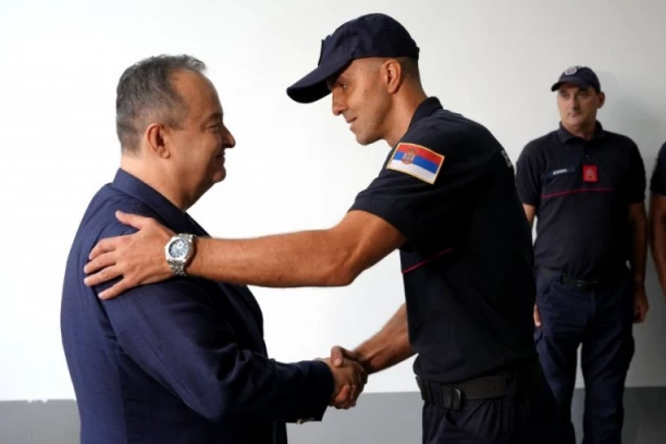 VEĆA VIDLJIVOST NA TERENU, VEĆA BEZBEDNOST ZA SVE: Ivica Dačić iz Osečine: "ŠTO VEĆI BROJ PRIPADNIKA POLICIJE KOJI ĆE SLUŽITI GRAĐANIMA"