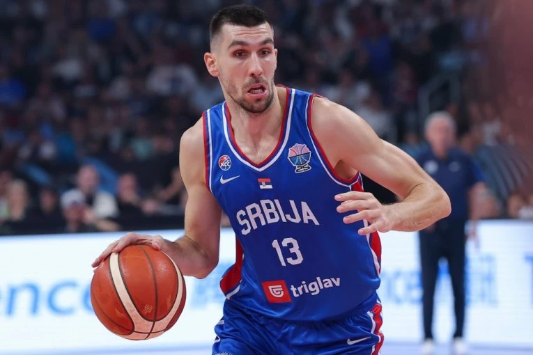 POVREDIO SE NAŠ REPREZENTATIVAC? Poleteo posle udarca, pa šepajući napustio teren (VIDEO)