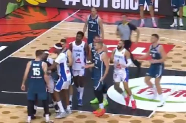 JEZIVA TUČA KOŠARKAŠA FRANCUSKE I SLOVENIJE NA EVROBASKETU! Neshvatljiv potez igrača IZAZVAO HAOS (VIDEO)