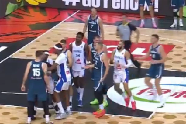 JEZIVA TUČA KOŠARKAŠA FRANCUSKE I SLOVENIJE NA EVROBASKETU! Neshvatljiv potez igrača IZAZVAO HAOS (VIDEO)