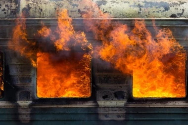 POŽAR U RAFINERIJI, IMA MRTVIH! Vatrogasci, hitna pomoć i policija na terenu