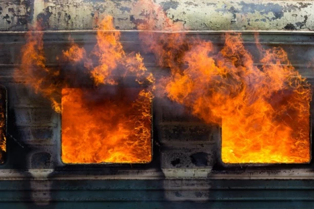 PUTNIČKI VOZ SE ZAKUCAO U AUTOMOBIL: Vozilo izgorelo do golog lima, buktinja zahvatila prednji deo lokomotive, jedna stvar je BIZARNA (FOTO)