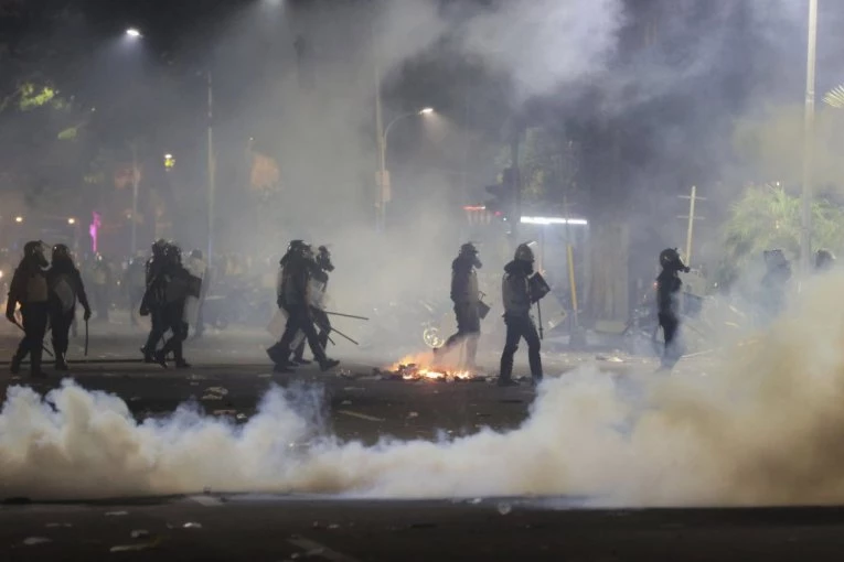 DRŽAVA UDARILA NA POSLANIKE: Ukidaju se povlastice onima koji su učestvovali u protestima i neredima!