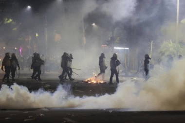 DRŽAVA UDARILA NA POSLANIKE: Ukidaju se povlastice onima koji su učestvovali u protestima i neredima!