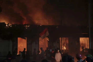 POTPUNI HOROR! Demonstranti zapalili parlament, ima mrtvih - haos na ulicama! (FOTO)