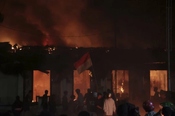POTPUNI HOROR! Demonstranti zapalili parlament, ima mrtvih - haos na ulicama! (FOTO)
