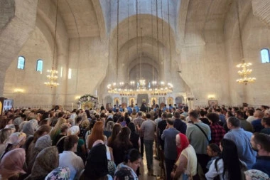 VELIKA SVEČANOST NA NOVOM BEOGRADU: Reka vernika hrli da vidi čudotvornu ikonu Bogorodice Stradalne