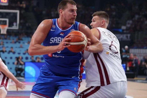 KAMERE UHVATILE NIKOLU JOKIĆA: Pogledajte ŠTA Srbin radi USRED utakmice - oglasio se i Evrobasket! (VIDEO)