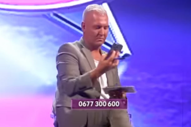 VODITELJ UZEO SOFIJIN TELEFON, A KAD JE UŠAO U PREPISKE S KARIĆEM, ZATEKLA GA ŠOKANTNA VEST: Uživo na Pinku raskrinkana AFERA!