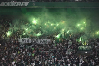 JEZIVO: Srušila se ograda na stadionu - na desetine navijača je povređeno! Hitna pomoć je imala pune ruke posla! (UZNEMIRUJUĆI VIDEO)