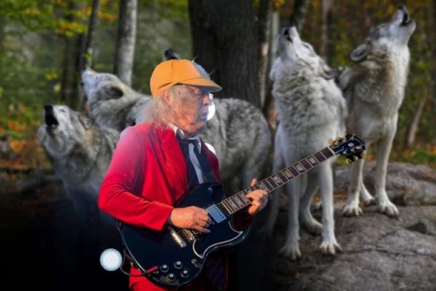 SLAVNA ROK GRUPA OTERALA PESMOM VUKOVE OD STOKE: U neverovatan momenat umešana i jedna glumica, ali i DRON!