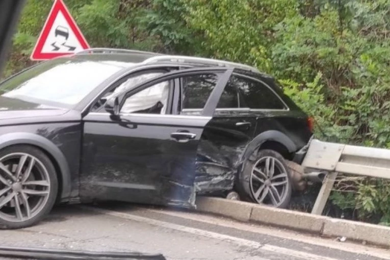 TEŽAK SUDAR NEKOLIKO VOZILA KOD GORNJEG MILANOVCA: Jedan auto se zakucao u bankinu, drugi rasut po putu! (FOTO)