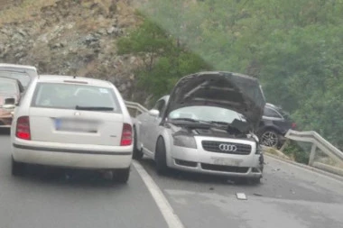 SUDARILA SE TRI VOZILA, DELOVI RASUTI PO PUTU! Udes na auto-putu kod Batajnice! (VIDEO)