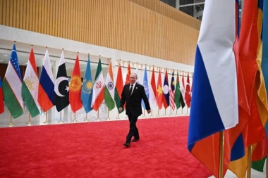 PUTIN DOČEKAN KAO DREVNI KINESKI CAREVI: U Pekingu mu priredili VELIČANSTVENO IZNENAĐENJE (VIDEO)