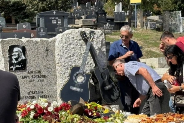 SUZE I MUK NA GROBLJU U ČAČKU! Obeležena dvogodišnjica smrti Bore Đorđevića: Prijatelji izneli NEPOZNATE DETALJE, a evo ko svake nedelje u tačno vreme obilazi njegovu humku!