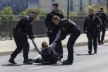 OVO JE VOZAČ BMW KOJI JE ULETEO U GOMILU DECE NA ULICI! Troje mališana HITNO hospitalizovano!
