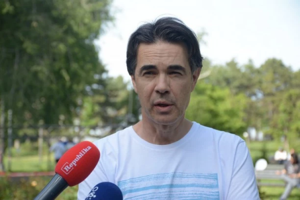 BLOKADERSKI PROFESOR POKAZAO PRAVO LICE! Baucala briga za decu, važno je da se ruši vlast