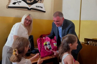 POKLONI DOBRODOŠLICE ZA PRVAKE NA SAVSKOM VENCU: Predsednik opštine Miloš Vidović i opštinsko rukovodstvo posetili osnovne škole i đacima uručili poklone