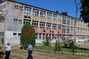 "SRAM VAS BILO!": Učenici zbog ubijenog druga protestovali ispred škole, pa marširali gradom! Nastavnici otkrili SKANDALOZNU ISTINU