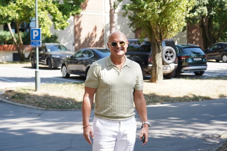 PROCURILI VRUĆI KADROVI GLAVNO ČOVEKA SA GRANDA: Skinuo se Mili, žene trljaju oči i ne veruju šta vide!