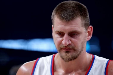 NIKOME NIJE BILO LAKO OVO DA VIDI: Nikola Jokić sa STEZNIKOM NA RUCI izašao na parket - navijači zabrinuti!