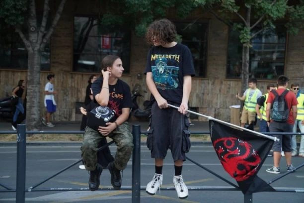 BLOKADE NAČISTO PUKLE!  Večeras u Beogradu 2,5 puta manje ljudi nego juče, u celoj Srbiji 8 PUTA MANJE