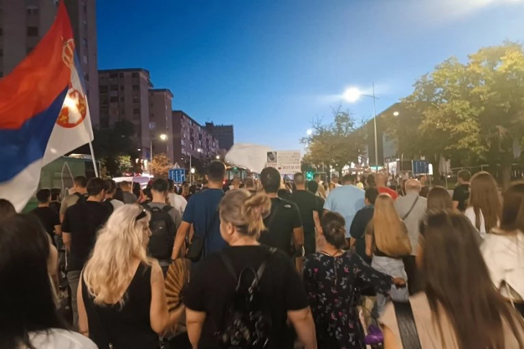 PRONAĐENE NASILNICE KOJE SU ČUPALE I POLIVALE NOVINARKE INFORMERA U VALJEVU! Pokrenute prekršajne prijave!