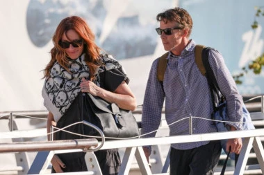 TRI PRSTA U VENECIJI! Džulija Roberts pokazala NAŠ PONOS - nije zaboravila kajmak i uživanje u Srbiji! (FOTO)