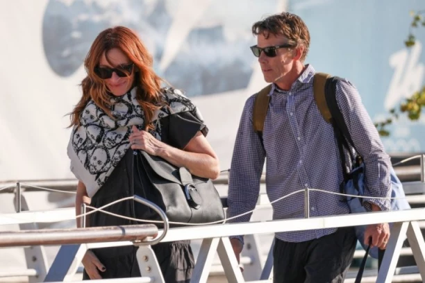 TRI PRSTA U VENECIJI! Džulija Roberts pokazala NAŠ PONOS - nije zaboravila kajmak i uživanje u Srbiji! (FOTO)