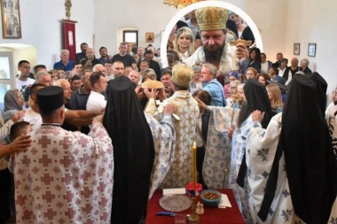 ZABAČENO SRPSKO SELO PODNO DINARE PONOVO OŽIVLJAVA UZ MOLITVU: Vladika Sergije služio prvu arhijerejsku liturgiju u novom manastiru Gubin