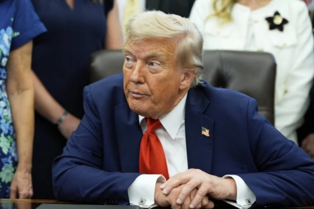 ALARM U BELOJ KUĆI: Kroz prozor ubačena CRNA KESA sa nepoznatim sadržajem! Odmah se oglasio i Tramp (VIDEO)