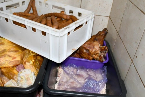 OD POKVARENOG MESA PRAVE ĆEVAPE I KOBASICE! Prodavci menjaju deklaracije, peru ga sirćetom, pa vraćaju u ambalažu!