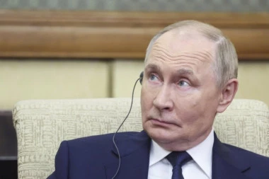 PUTIN VOZIO MOTOR I PEVAO PESMU O PRIJATELJSTVU! TV kanal objavio neverovatan film sa predsednikom Rusije u glavnoj ulozi