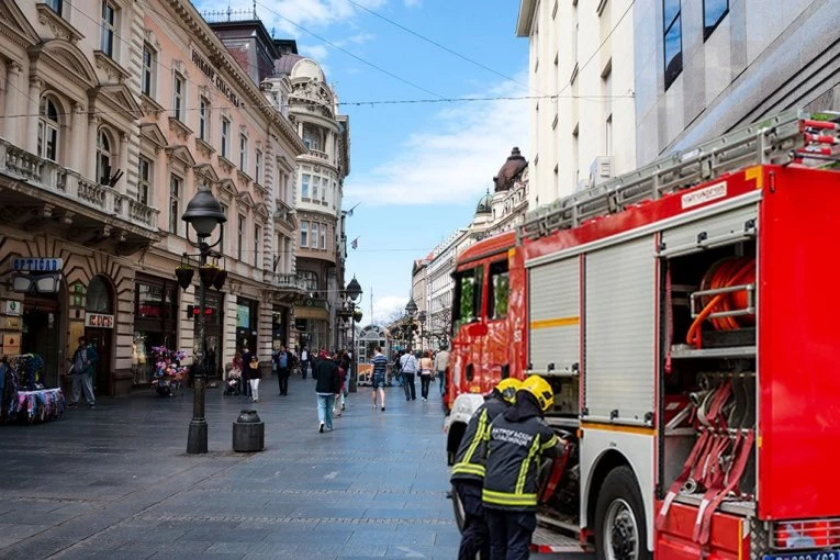 POŽAR U KNEZ MIHAILOVOJ ULICI! Buknula vatra, vatrogasci na terenu! (FOTO)